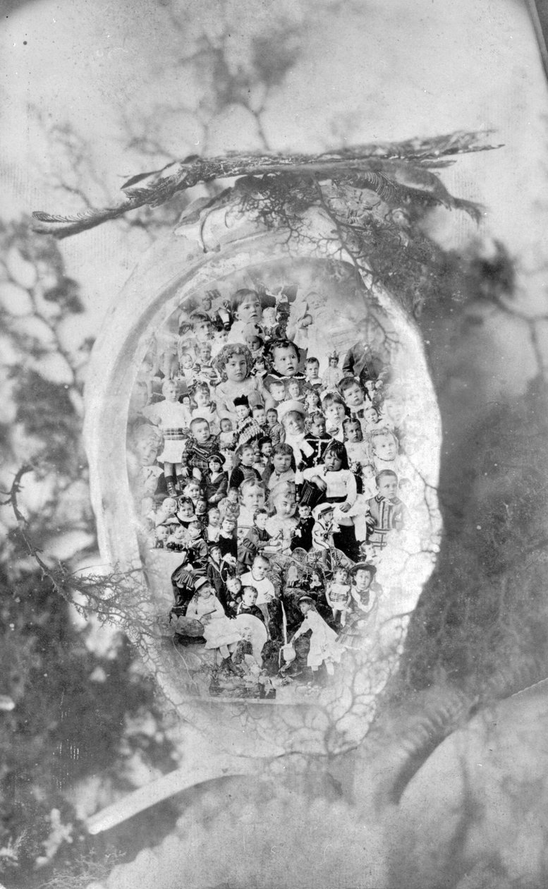 Kompositfoto von Kindern, überlagert in einer Abalonenmuschel, im Stil von The Gems of British Columbia, um 1880 (sw Foto) von Hannah Maynard