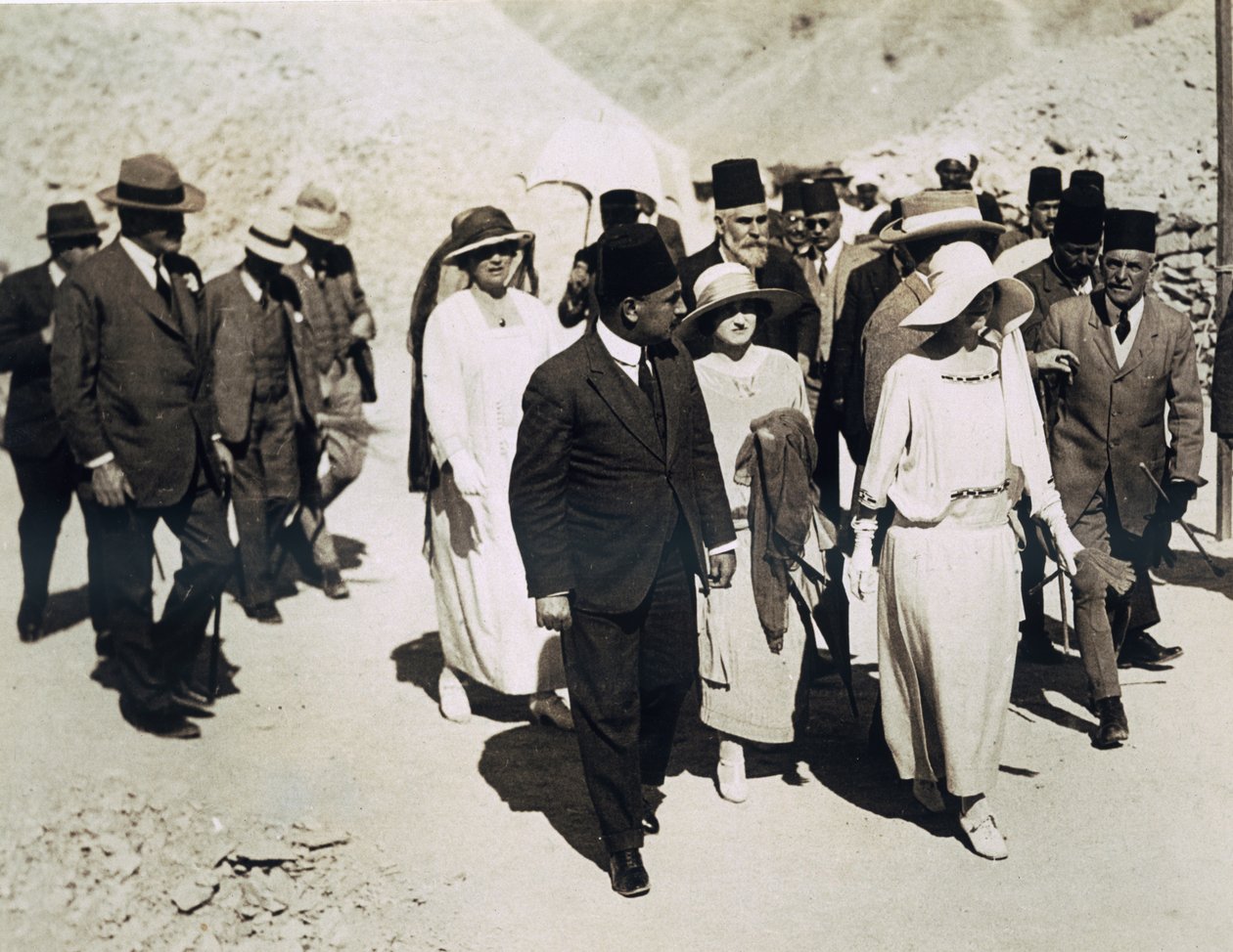 Die Königin der Belgier (Mitte vorne) Lord Allenby (ganz links) und Lady Allenby nähern sich dem Eingang zum Grab von Tutanchamun, Tal der Könige von Harry Burton