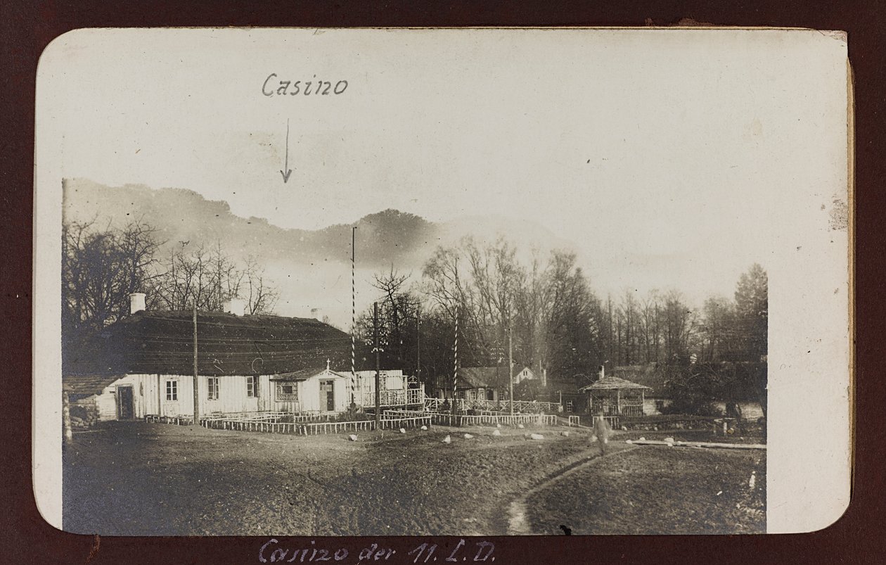 Erster Weltkrieg: die Ukraine in den Jahren 1914-1916 während der Invasion der deutschen Armee. Gebäude namens das Casino (s/w Foto) von Heldenfriedhof Dsessentniki (attr. to)