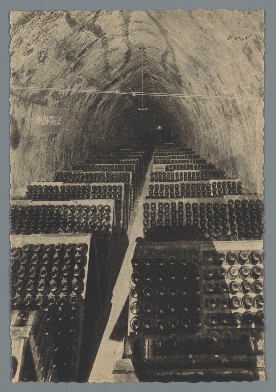 Eine Galerie von Weinen, auf Spitze von Helio Cachan