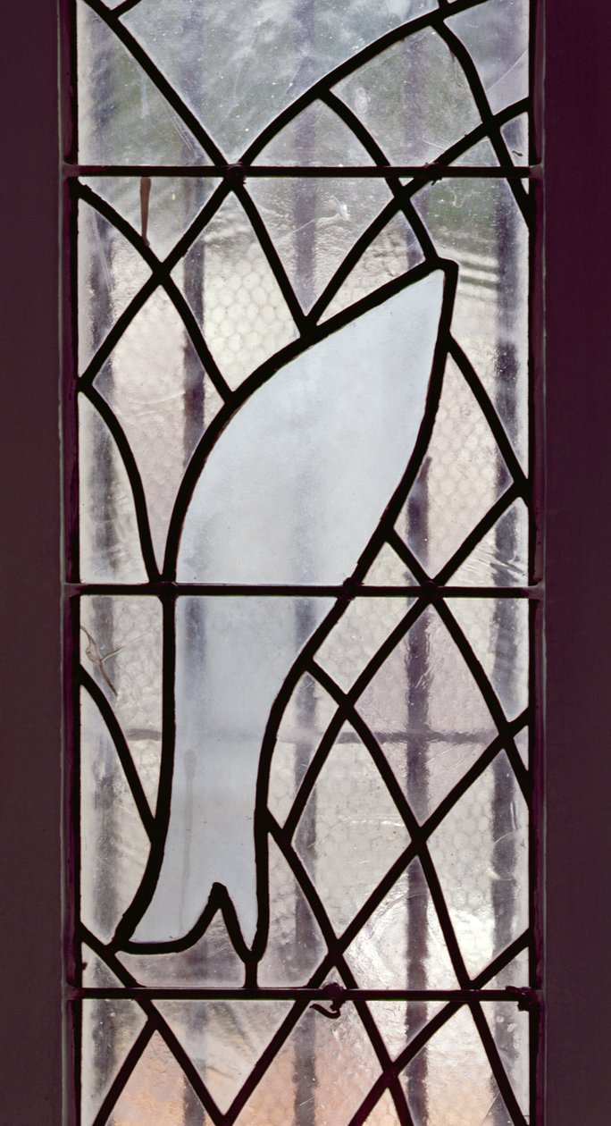 Buntglasfenster, das einen Fisch zeigt, der in einem Netz unter dem Stern der Erlösung gefangen ist, von der Treppe zur Kapelle des Rosenkranzes von Henri Matisse