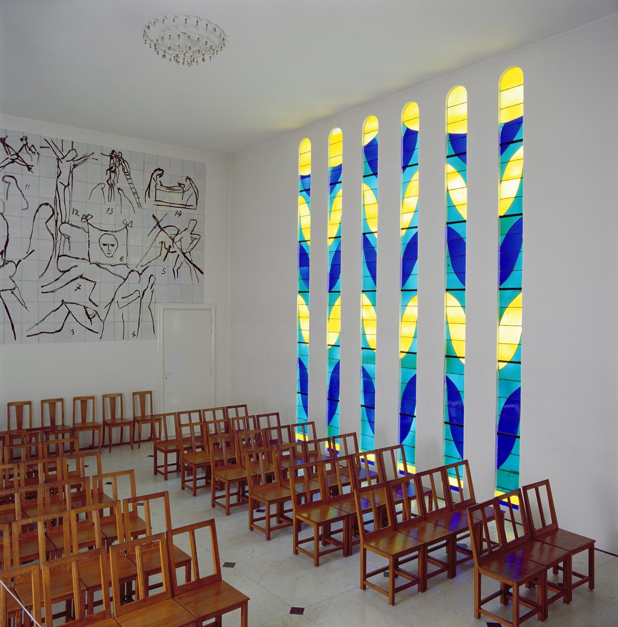 Blick auf das Kirchenschiff, Seitenfenster aus Buntglas und Kreuzwegstationen in der Rosenkranzkapelle, Vence von Henri Matisse