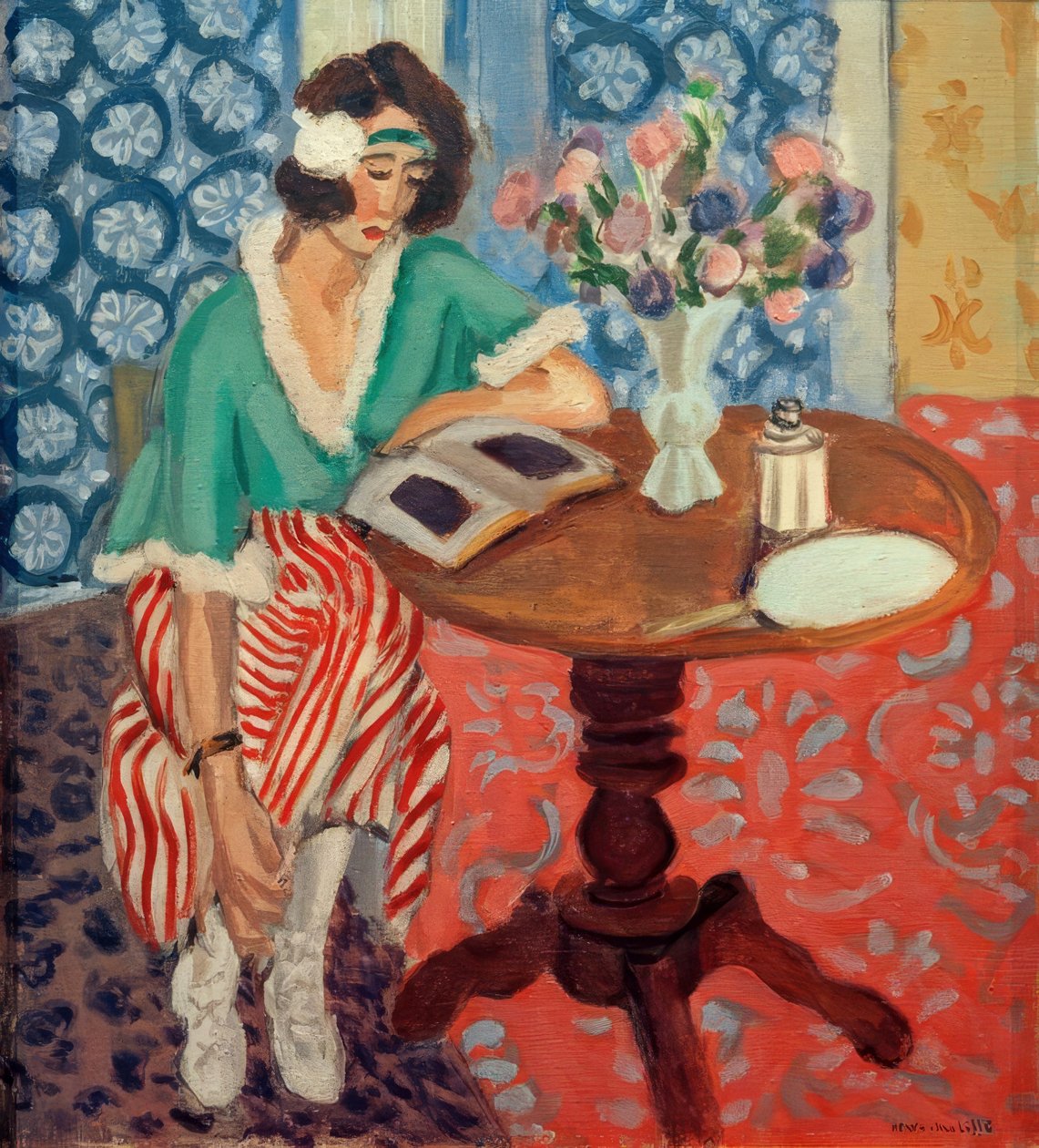 Frau liest an einem Tisch von Henri Matisse