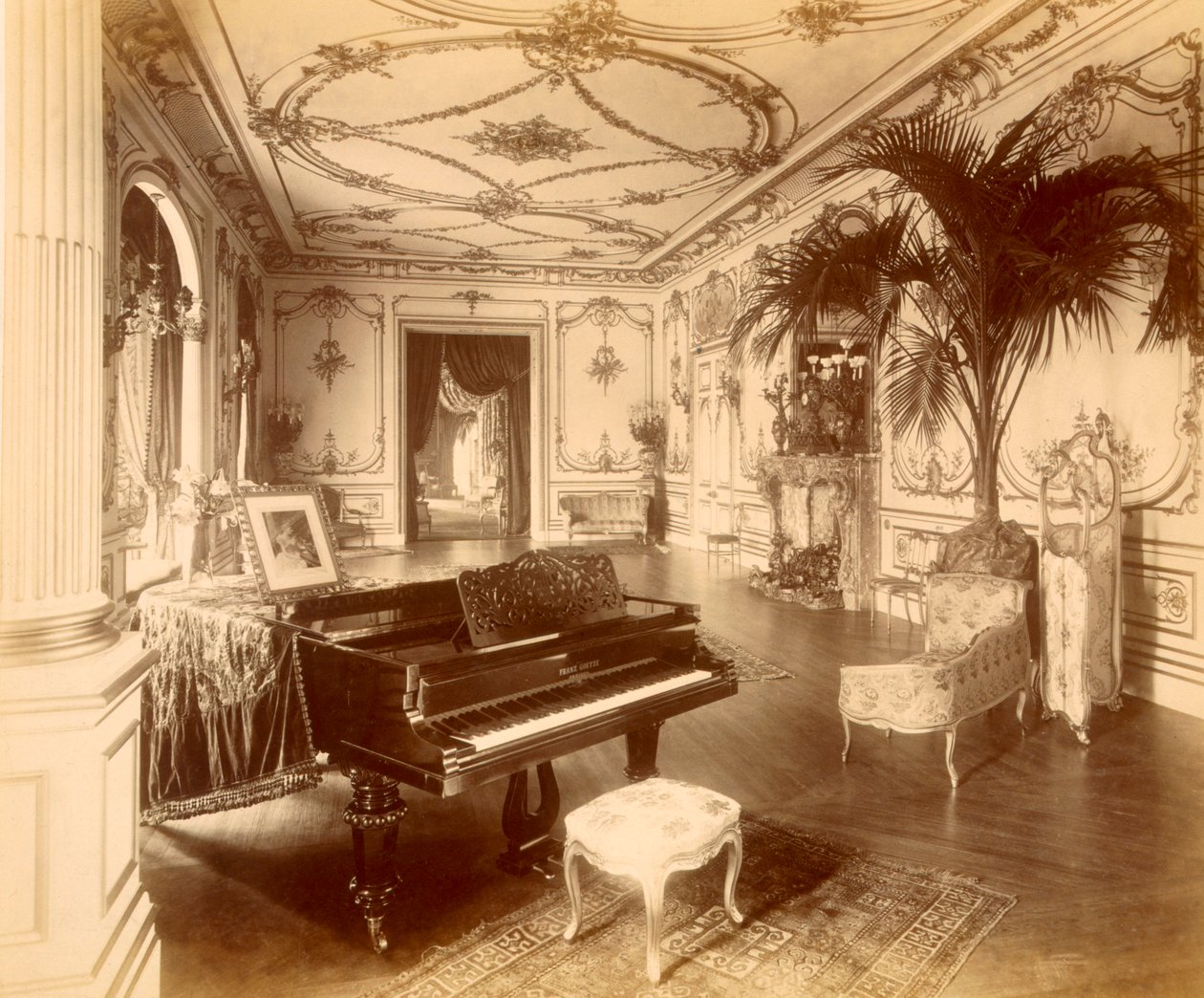 Der Ballsaal in 17 Grosvenor Place, London, 1890 von Henry Bedford Lemere