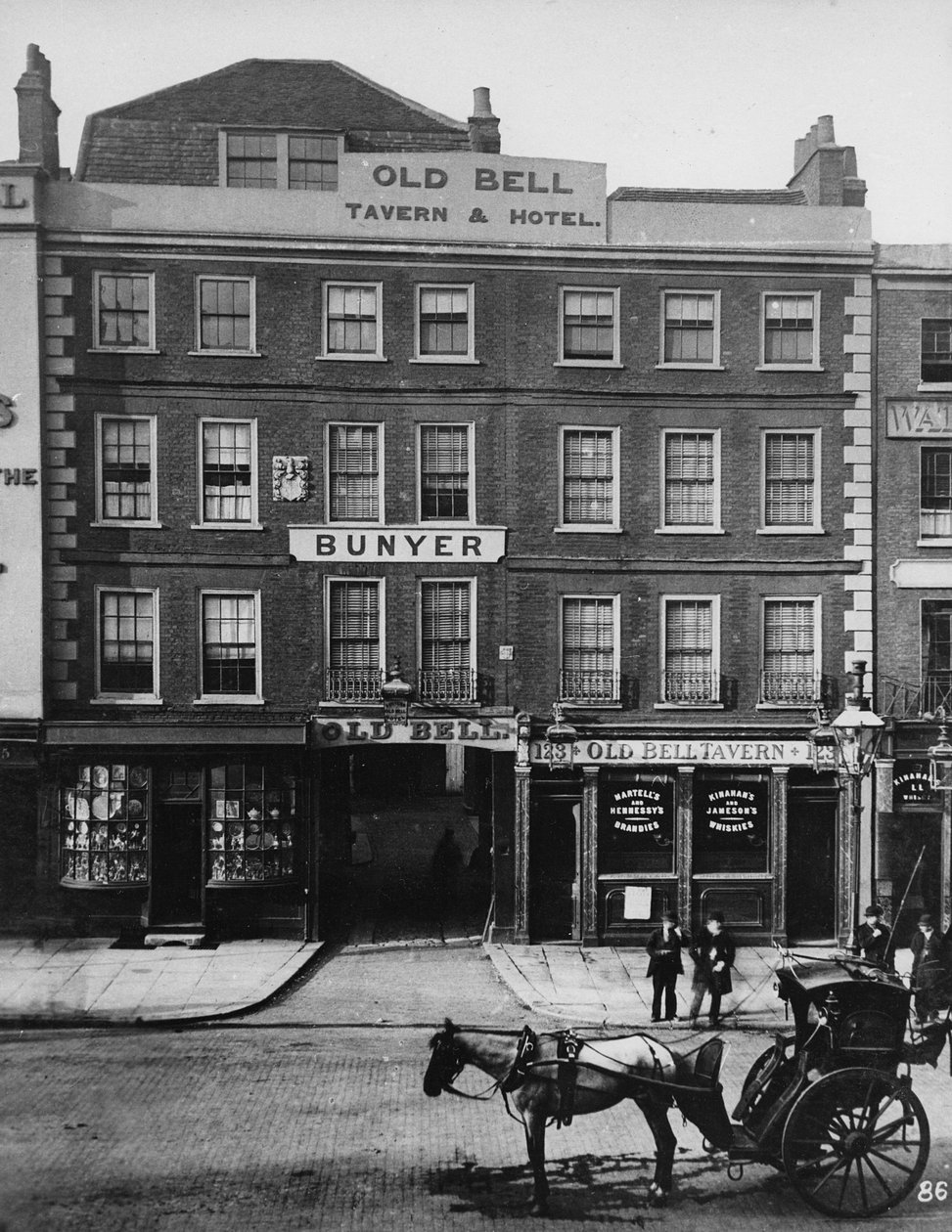 The Old Bell Inn, High Holborn, ca. 1884 von Henry Dixon