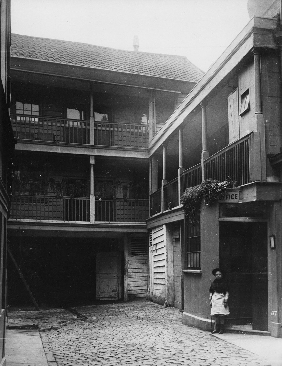 Das Alte Glockenhaus, High Holborn, Innenhof, ca. 1884 von Henry Dixon