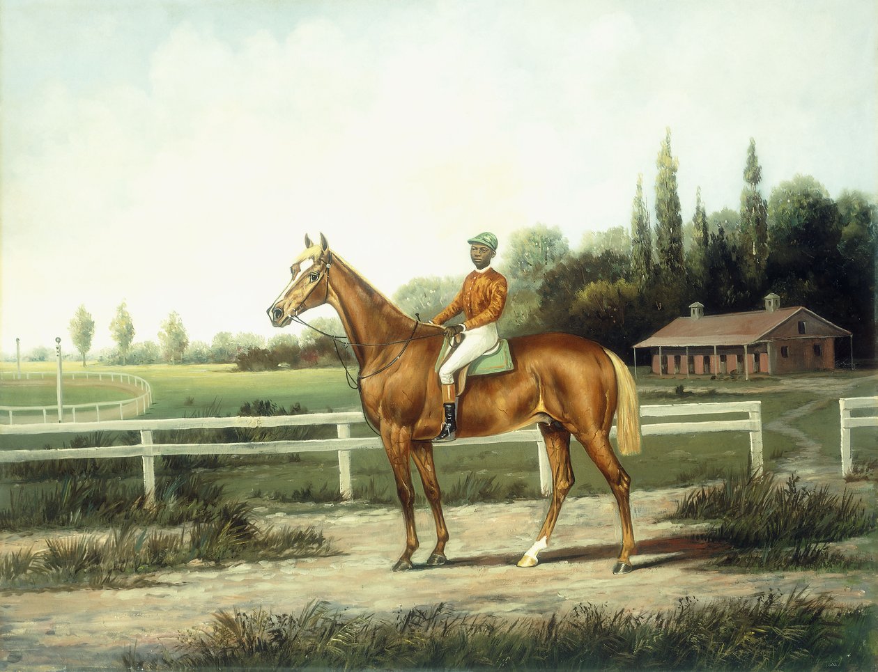 Ein kastanienbraunes Rennpferd mit Jockey auf einer Trainingsbahn mit Ställen im Hintergrund von Henry H. Cross