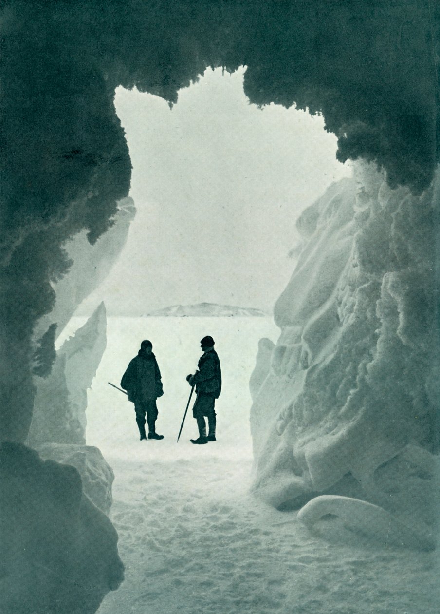 Eine Eishöhle - Zeltinsel in der Ferne, Captain Scott und Wright, ca. 1911 von Herbert Ponting