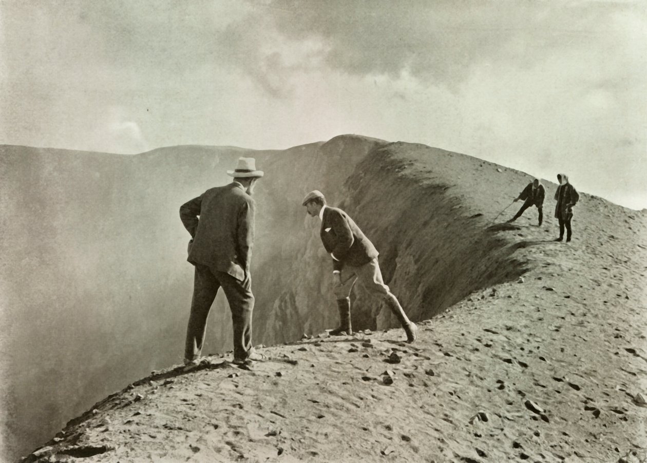 Am Rand des Kraters, Asama-Yama von Herbert Ponting