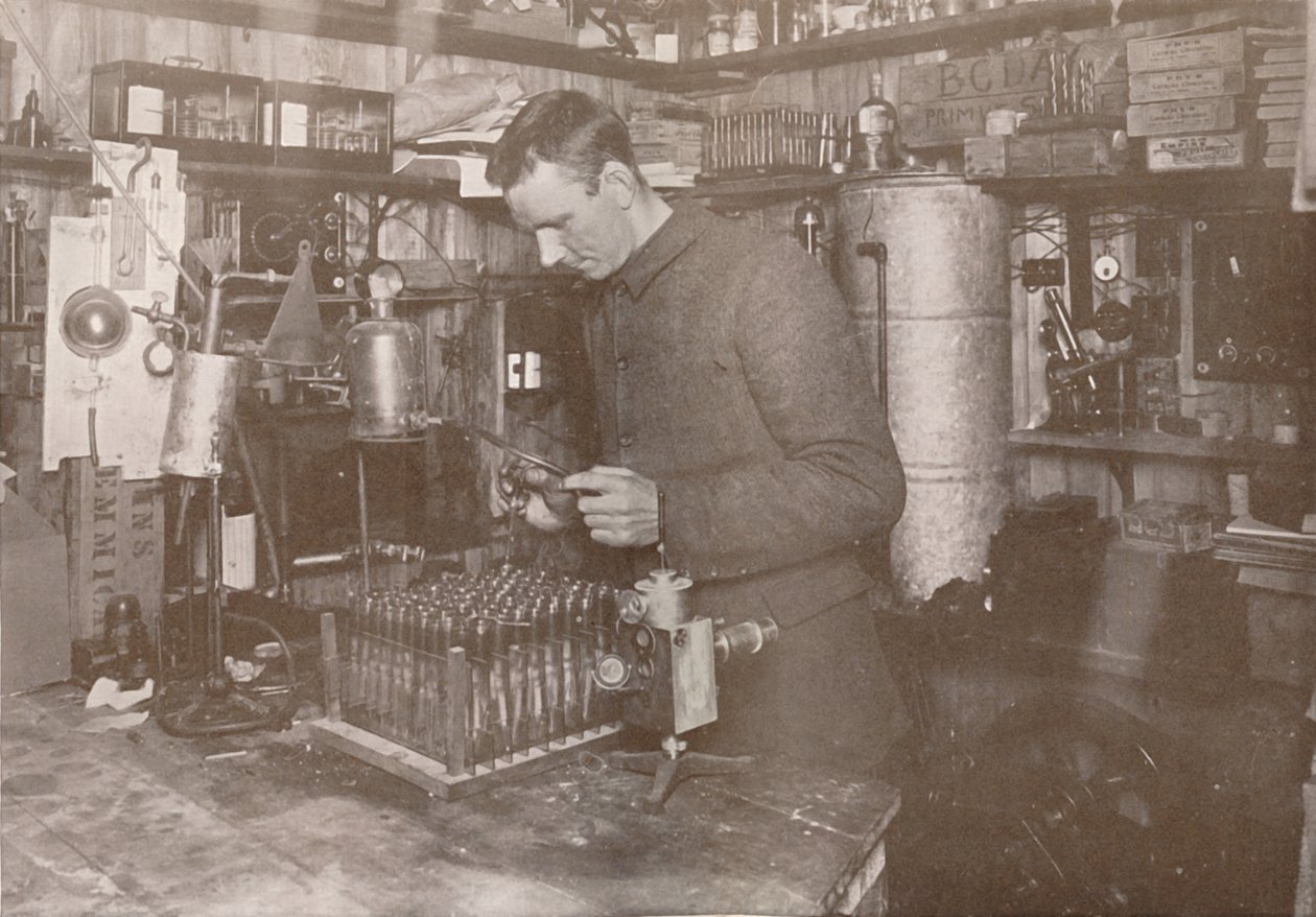 Dr. Simpson in seinem Labor, 21. Dezember 1911, 1913 von Herbert Ponting