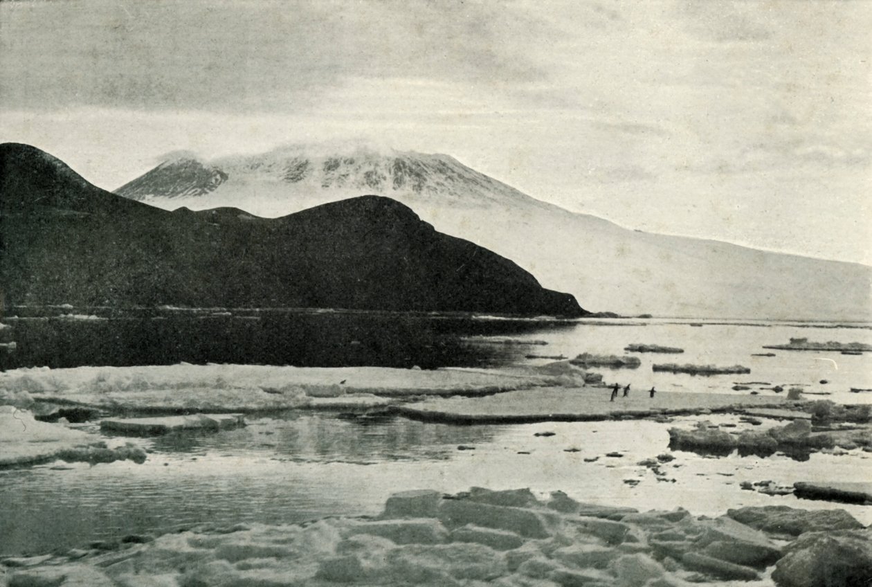 Eintritt in den McMurdo-Sund - Kap Bird und Mount Erebus, um 1910-1913 von Herbert Ponting
