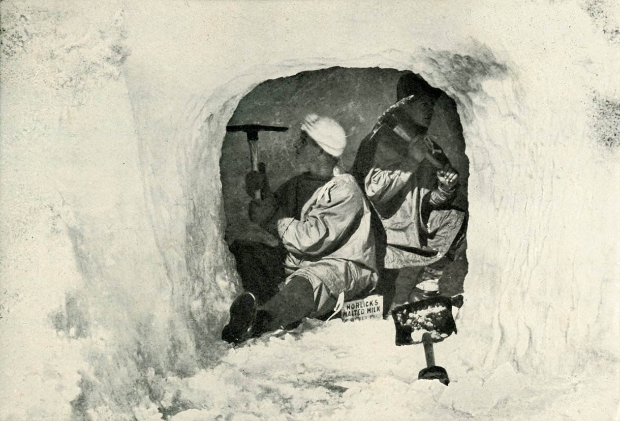 Lieut. Evans und Nelson graben eine Höhle für die Kaltlagerung, 12. Januar 1911, 1913 von Herbert Ponting