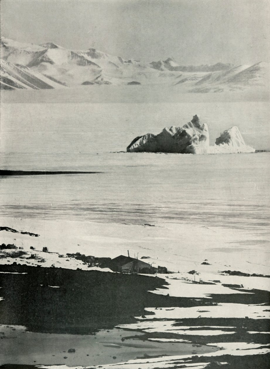 Die Hütte und die westlichen Berge vom oberen Ende der Rampe, ca. 1910-1913 von Herbert Ponting