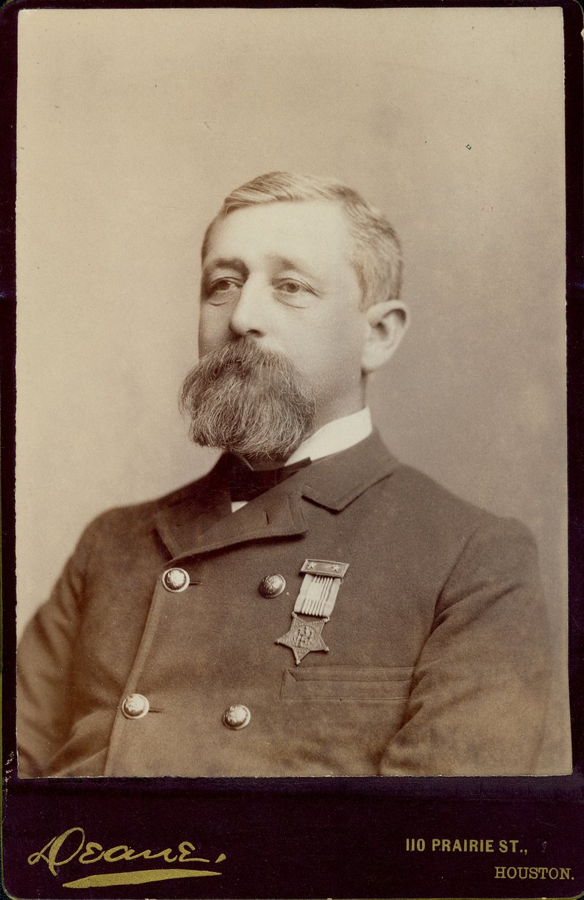 Büste von Alfred K. Taylor, nach links gedreht, und trägt eine zweireihige Jacke mit einer daran befestigten Medaille von Houston Deane