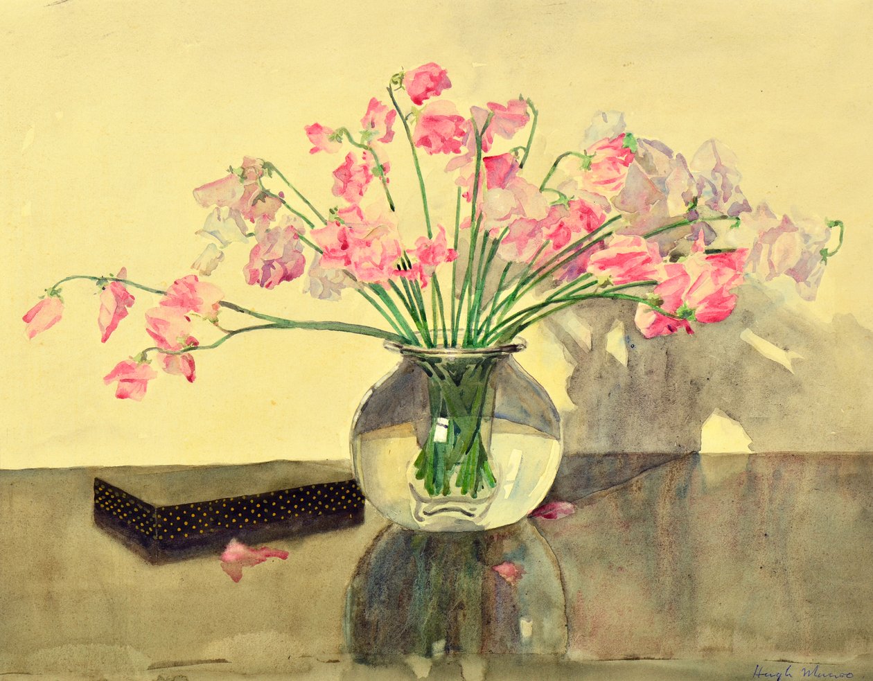 Duftwicken in einer Glasschale von Hugh Munro