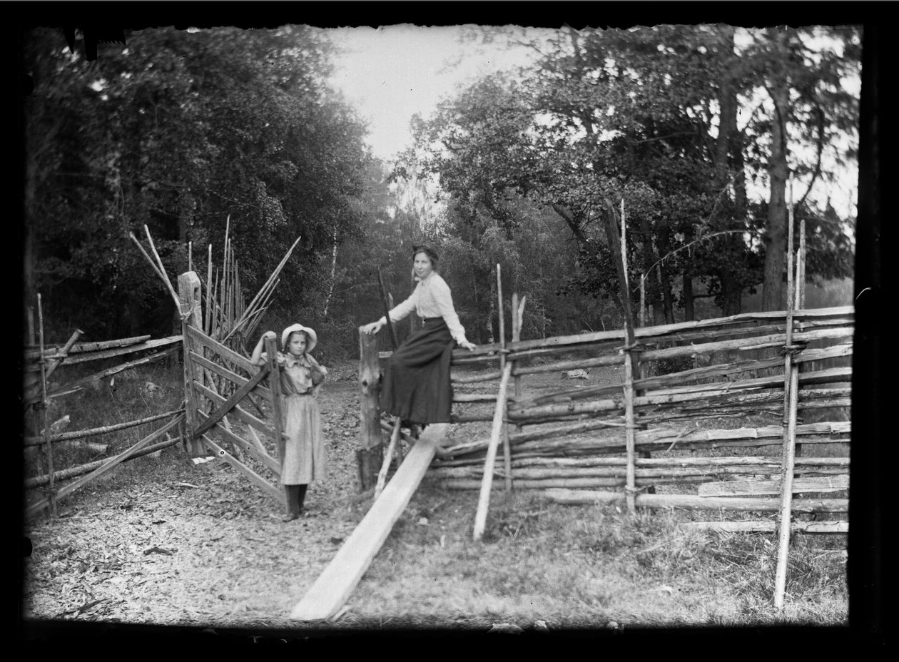 Lilli und Elsa Simberg am Tor entlang der Straße von Niskapohja von Hugo Simberg