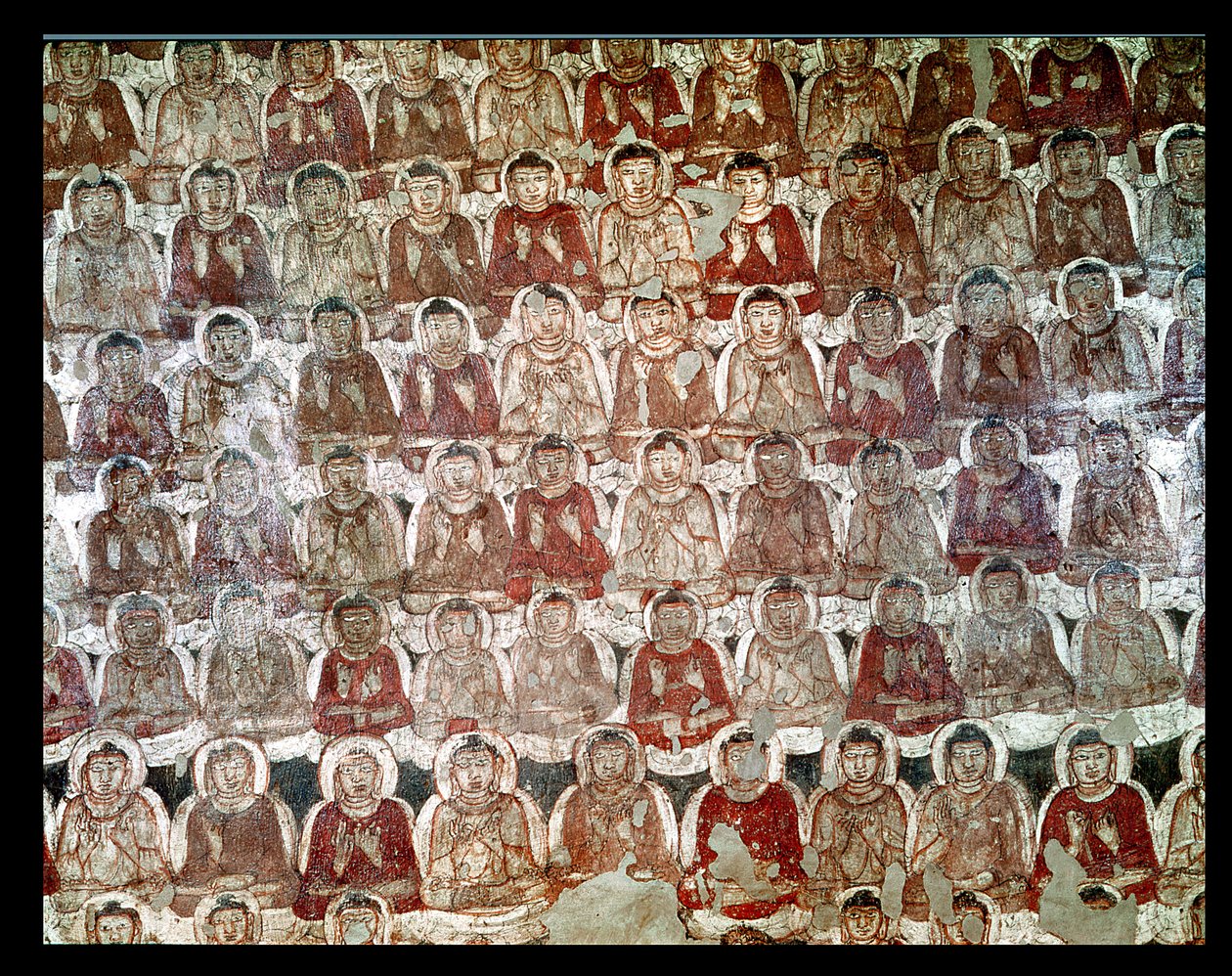 Eine Vielzahl sitzender Buddhas, aus dem Inneren der Höhle 2 von Indian School