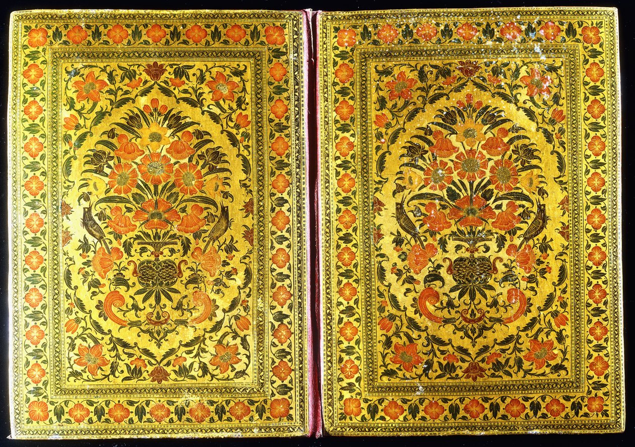 Ein Paar lackierter Buchdeckel mit einem Blumendesign, mit einer Blumenvase und Finken in der Mitte, 18. Jahrhundert von Indian School