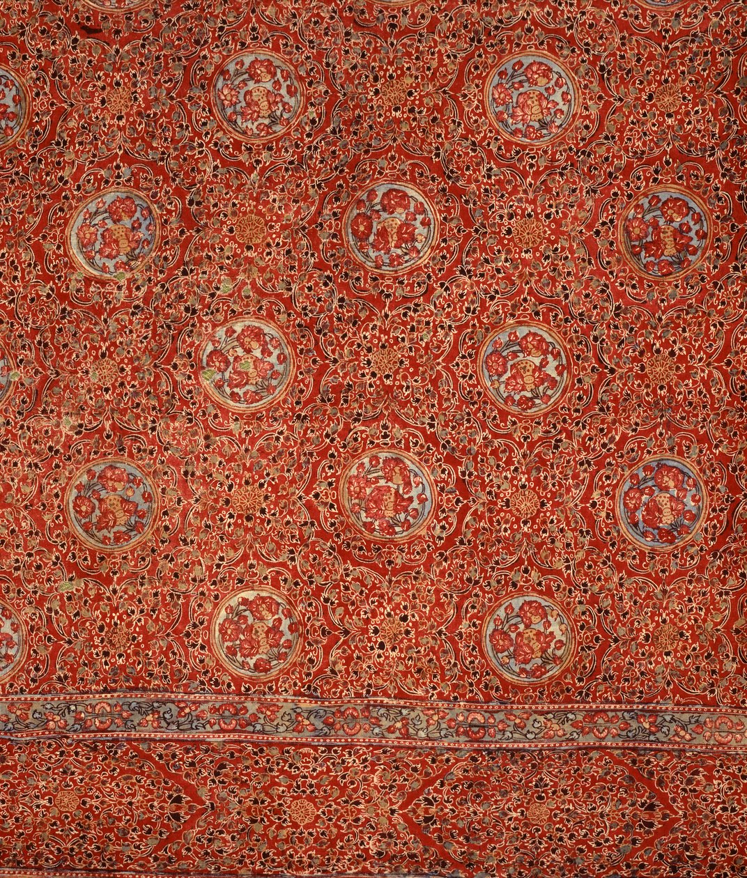 Stoff mit Blumenmuster und Rundeln in Rahmen von Indian School