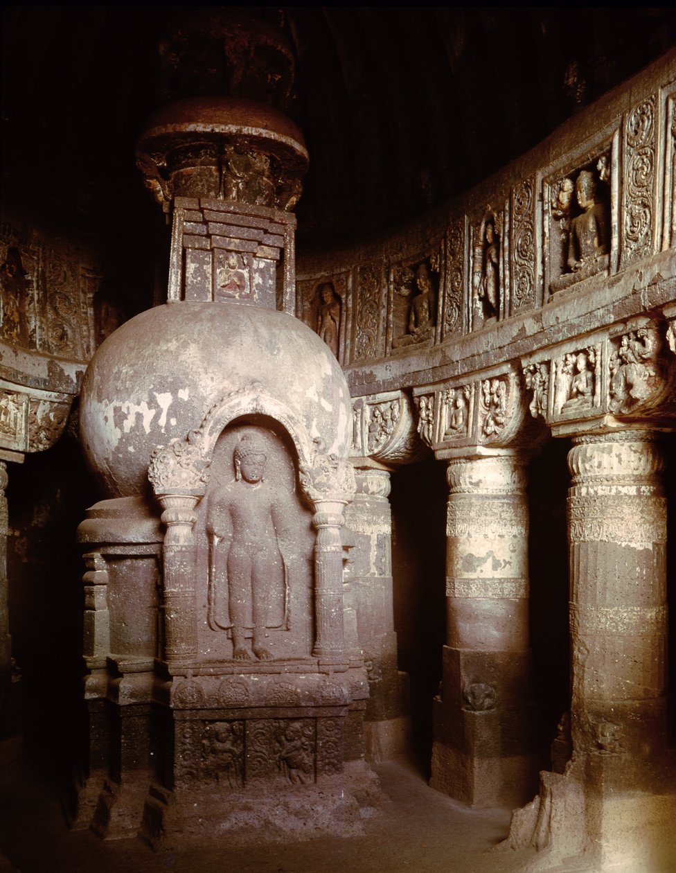 Innenansicht der Höhle 19 von Indian School
