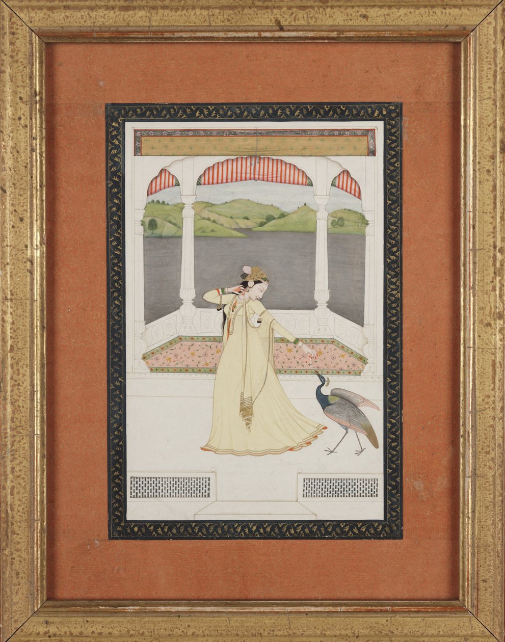 Dame, die einen Pfau mit einer Perlenkette lockt, ca. 1800 von Indian School