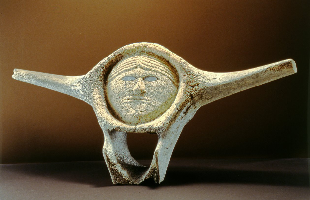 Januskopf, aus Cape Dorset (Walwirbel) von Inuit School