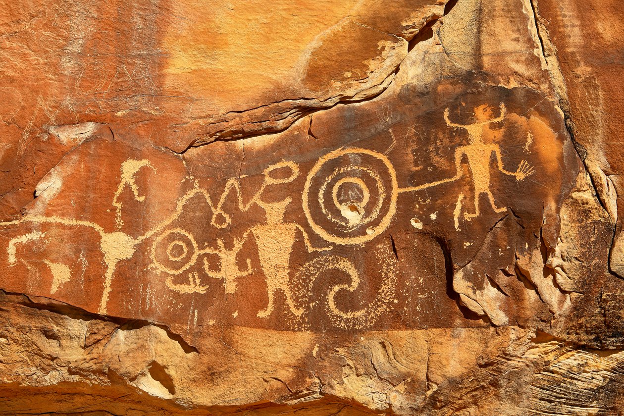 Nahe Vernal, UT bei McKee Springs, Fremont-Petroglyphen, die Krieger zeigen, die Trophäenköpfe halten, 2005 (Foto) von Ira Block