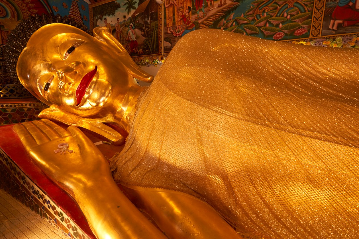 Liegende Buddha-Statue im Wat Phra Pan (Phra Non Mae Puka), Chiangmai, Thailand, 2019 (Foto) von Ira Block