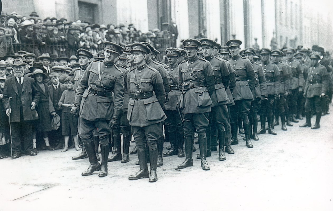Michael Collins (1890-1922) (links) als Leiter der irischen Freistaatarmee bei der Beerdigung von Arthur Griffith, August 1922 von Irish Photographer