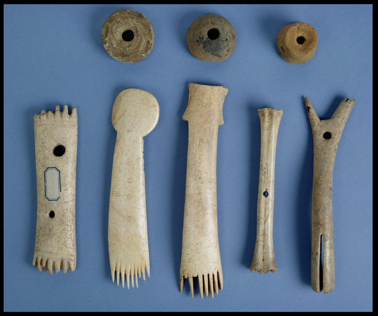 Spinnwirtel, Gewebehämmer und ein Knochenschiffchen und Webstuhlzubehör, Eisenzeit von Iron Age