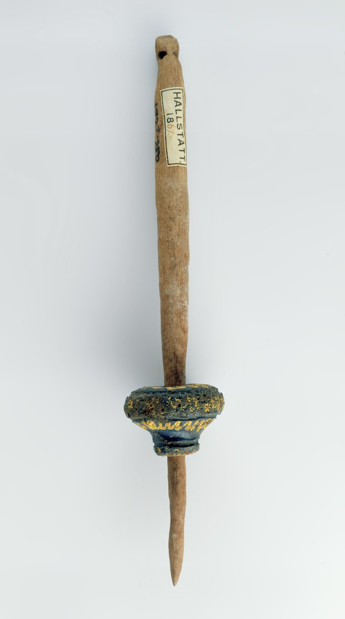 Spinnwirtel mit erhaltenem Holzspindel, aus Hallstatt, Eisenzeit von Iron Age