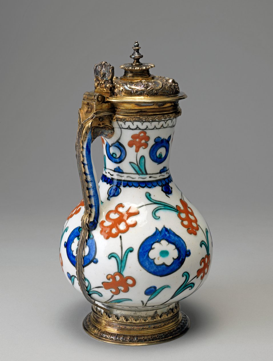 Frittenware Krug, Osmanische Periode (glasierte Keramik mit vergoldetem Silber) von Islamic School