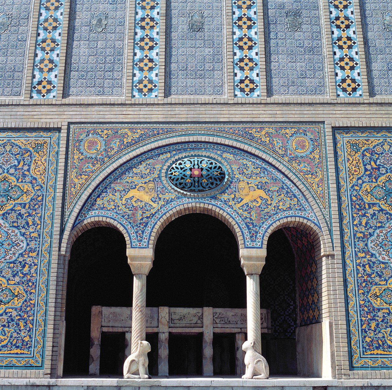 Einer der Aivans mit gefliesten Verkleidungen, Gitter und monolithischen Steinsäulen von Islamic School
