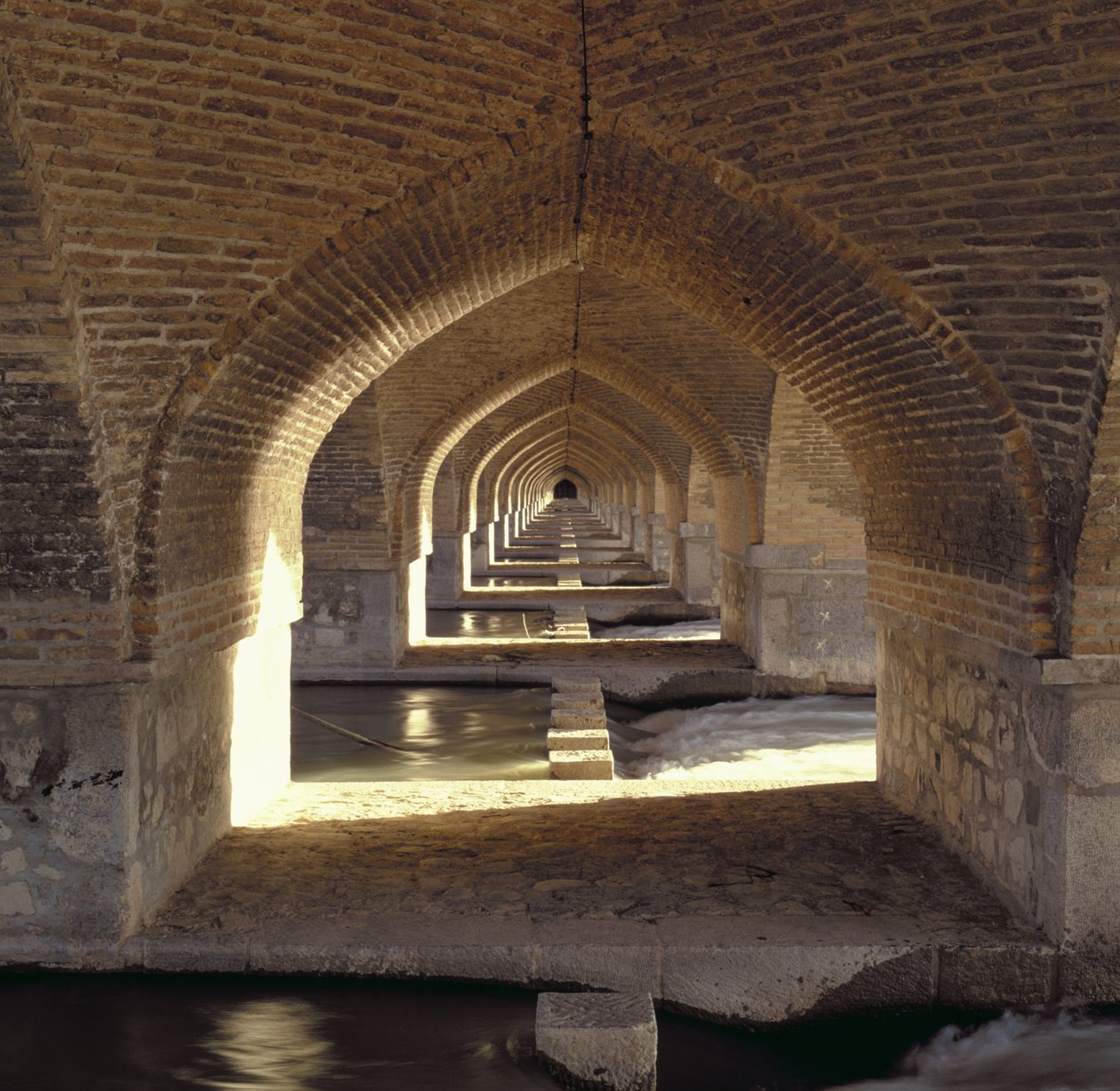 Ansicht entlang der Innenseite der Khaju-Brücke, Safawiden-Periode von Islamic School