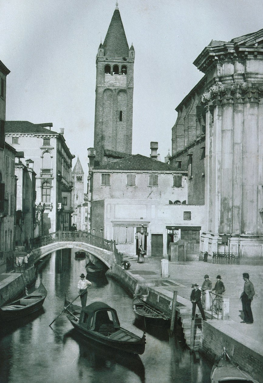 Blick auf den Canale San Barnaba mit dem Glockenturm der Kirche San Barnaba von Italian Photographer