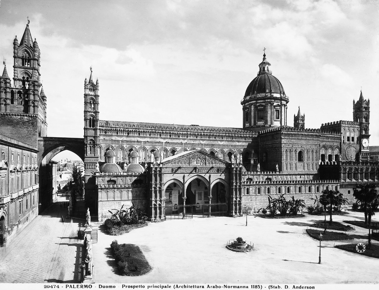 Ansicht der rechten Seite der Kathedrale von Palermo, Sizilien, um 1929 von Italian Photographer