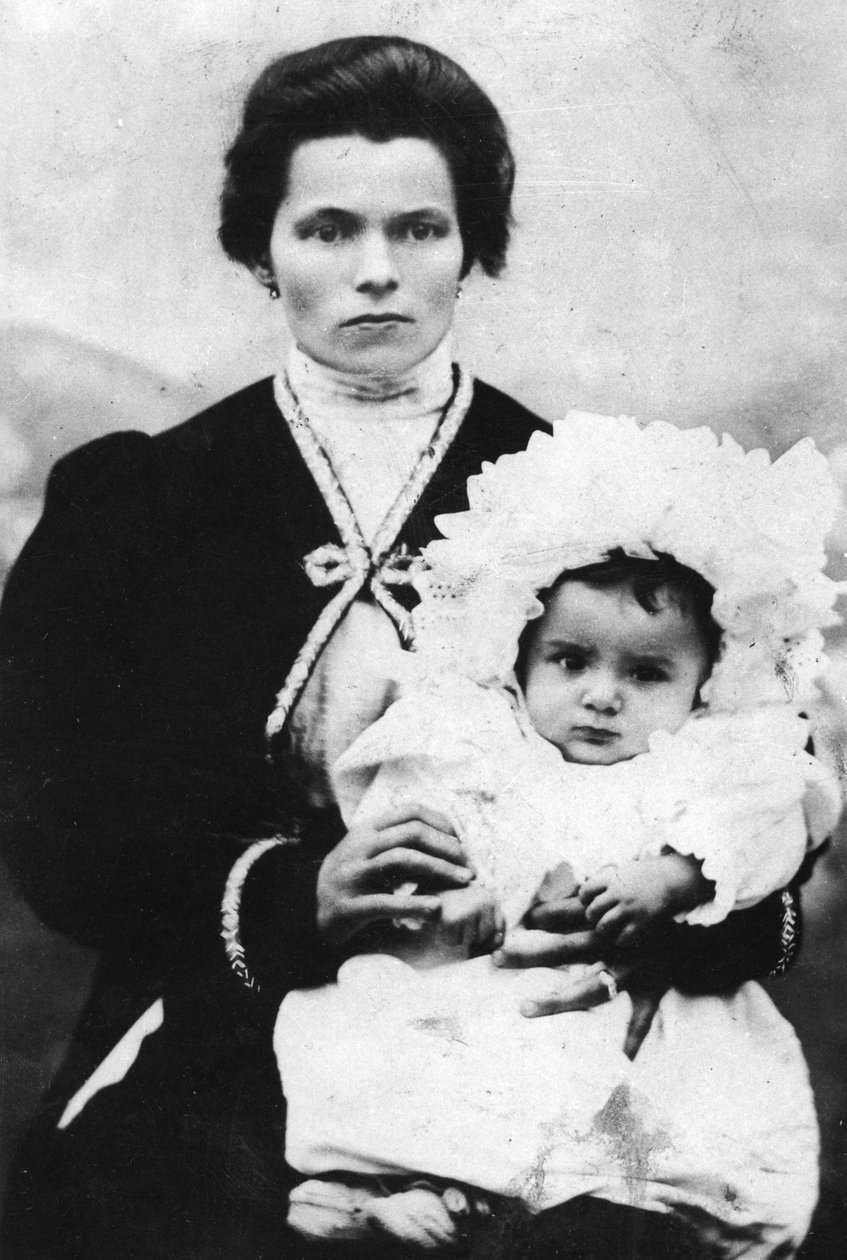 Benito Mussolini als Kind mit seiner Mutter Rosa Maltoni - 1884 - Benito MUSSOLINI (1883-1945) in den Armen seiner Mutter Rosa Maltoni von Italian Photographer
