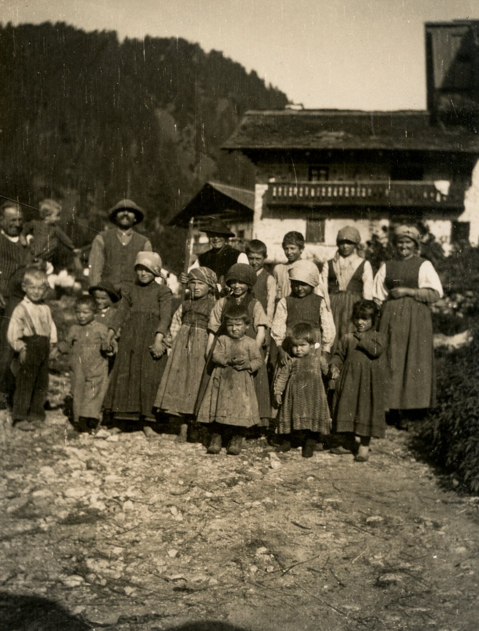 Familie vor dem Haus, Aostatal, Italien 1900-1910 von Italian Photographer