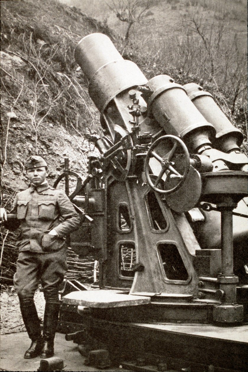 Erster Weltkrieg: Italienischer Soldat liegt in der Nähe eines Mörsers. 1917. Italien Fotografie von Italian Photographer