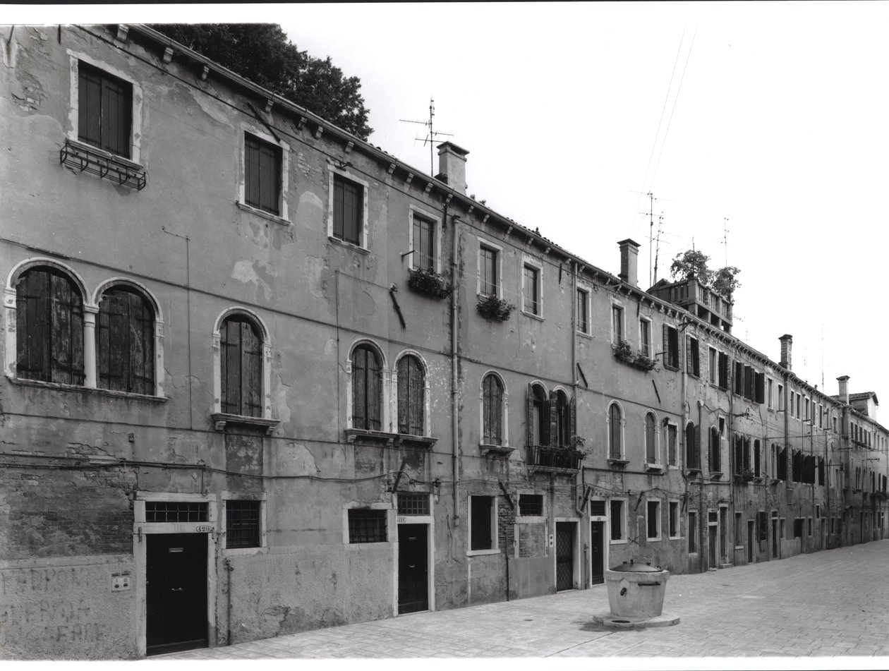 Reihe von Häusern an der Calle Riello, Venedig von Italian Photographer
