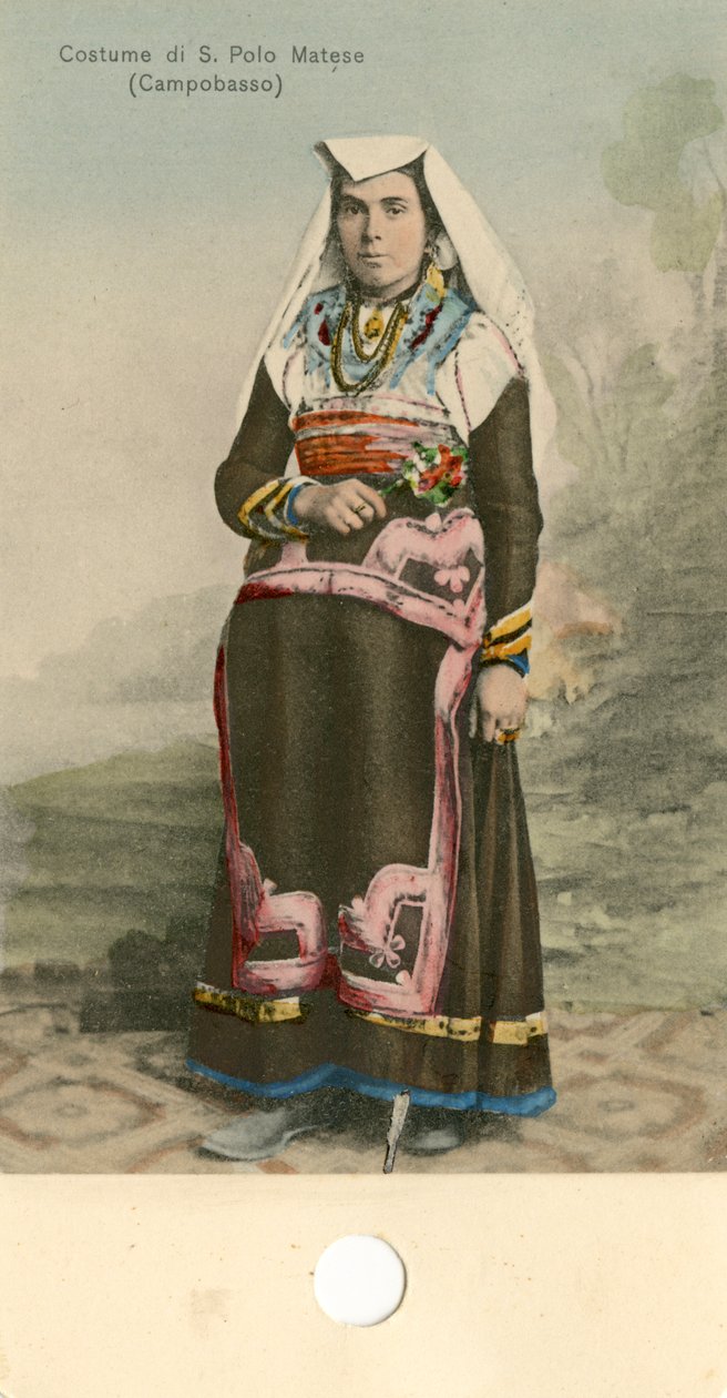 Frau in traditioneller Tracht, San Polo Matese, Molise, Italien, ca. 1910 von Italian Photographer