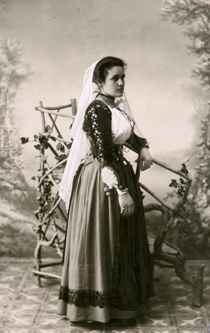 Frau in traditioneller Kleidung, Sardinien, Italien, ca. 1910 von Italian Photographer
