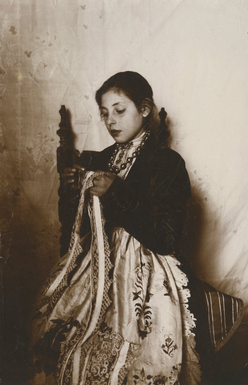 Junge Frau beim Nähen, Toskana, Italien, ca. 1910 von Italian Photographer
