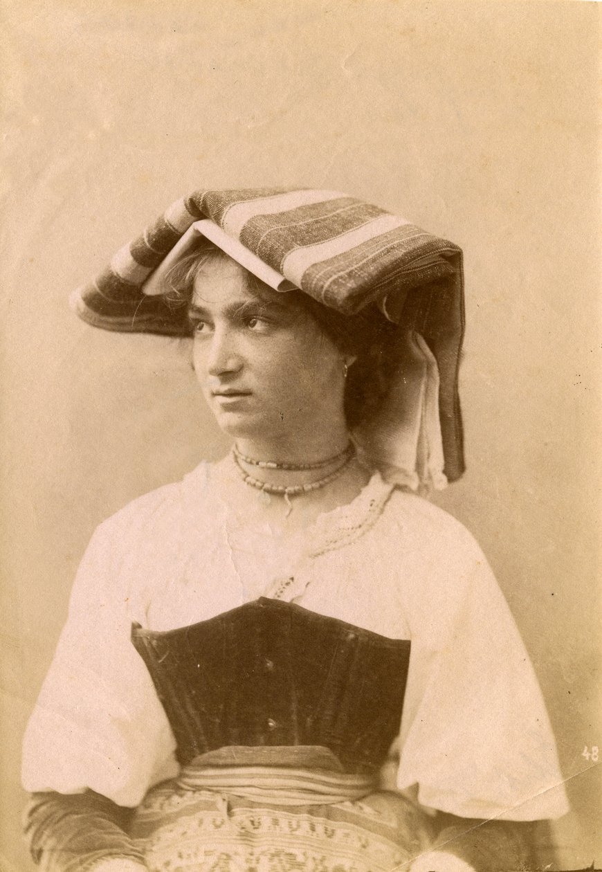 Junge Frau in traditioneller Kleidung und Kopfschmuck, römisches Umland, Latium, Italien, ca. 1905 von Italian Photographer