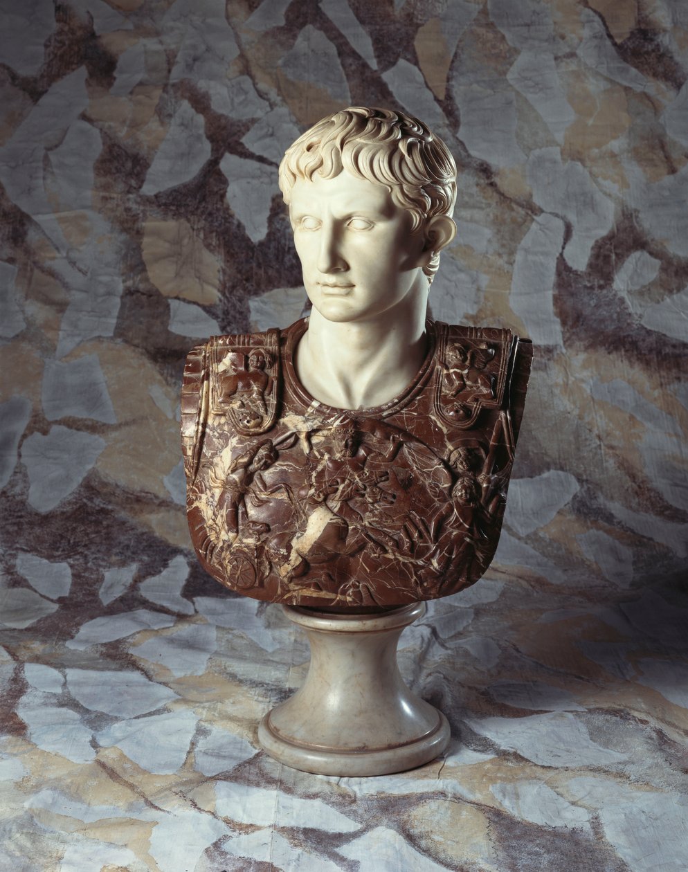 Eine italienische skulptierte Statuar- und Breccia-Marmor-Büste von Caesar Augustus, nach dem Antiken von Italian School