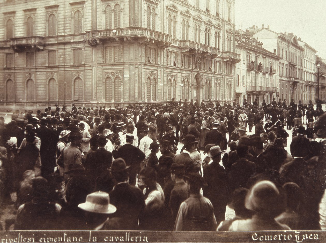 Bürger fordern die Kavallerie von General Bava Beccaris heraus, während der Unruhen in Mailand, 6.-9. Mai 1898 von Italian School