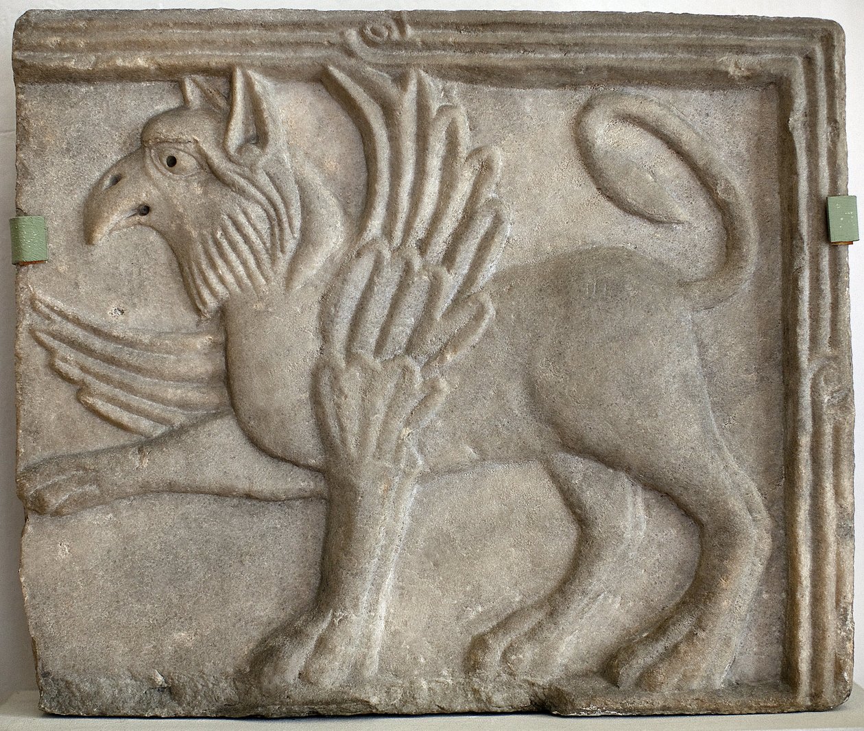 Greif (oder Gryphe). Flachrelief, Marmor, Venedig (Italien) 12. Jahrhundert. Nationalgalerie, Sternberg-Palast, Prag (Tschechien) von Italian School