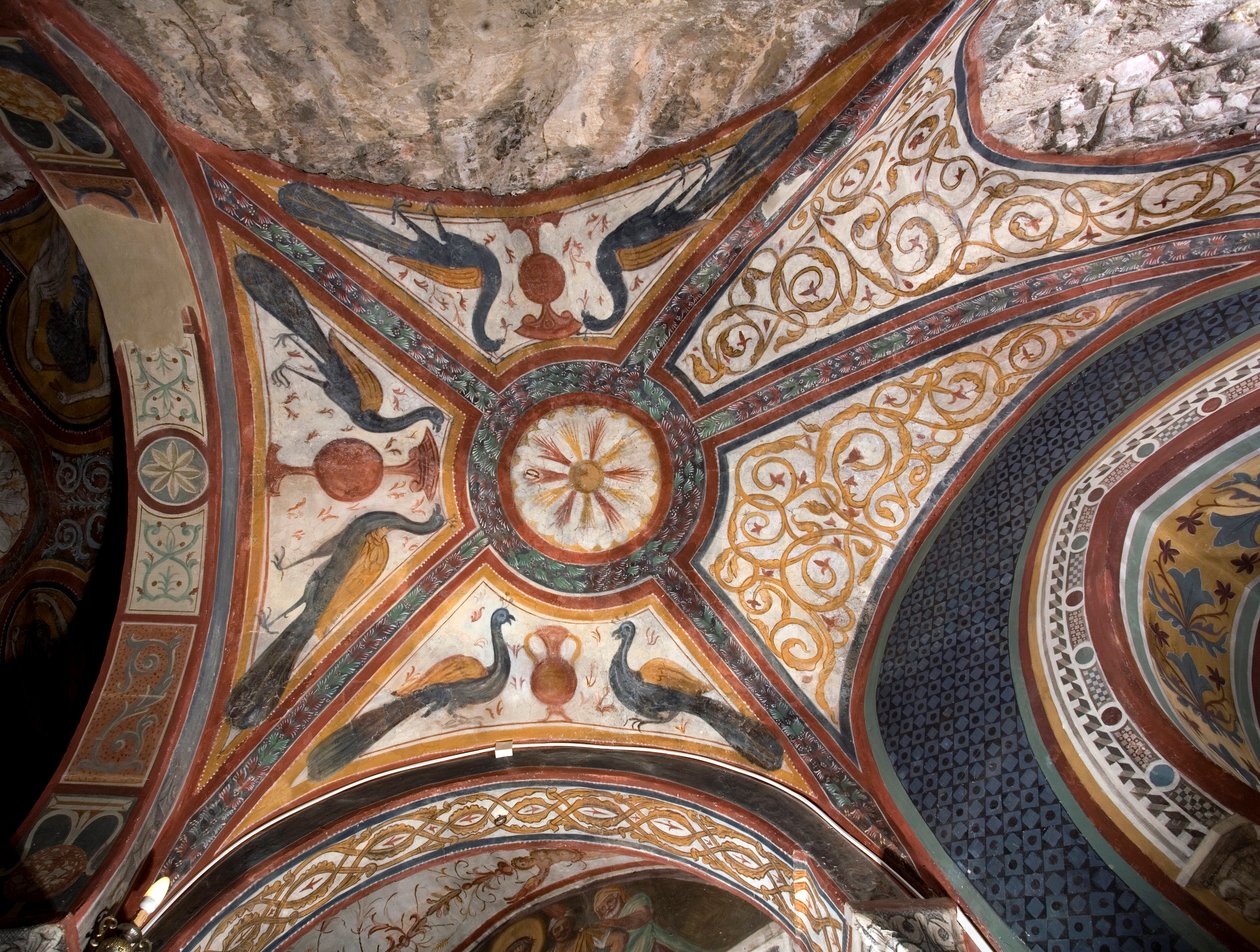 Innenansicht der Kapelle des Heiligen Gregor, dekoriert mit Fresken byzantinischen Einflusses, geschaffen von der römischen Schule des frühen 13. Jahrhunderts. Kloster des Heiligen Benedikt (Sacro Speco), Subiaco (Rom), Italien von Italian School