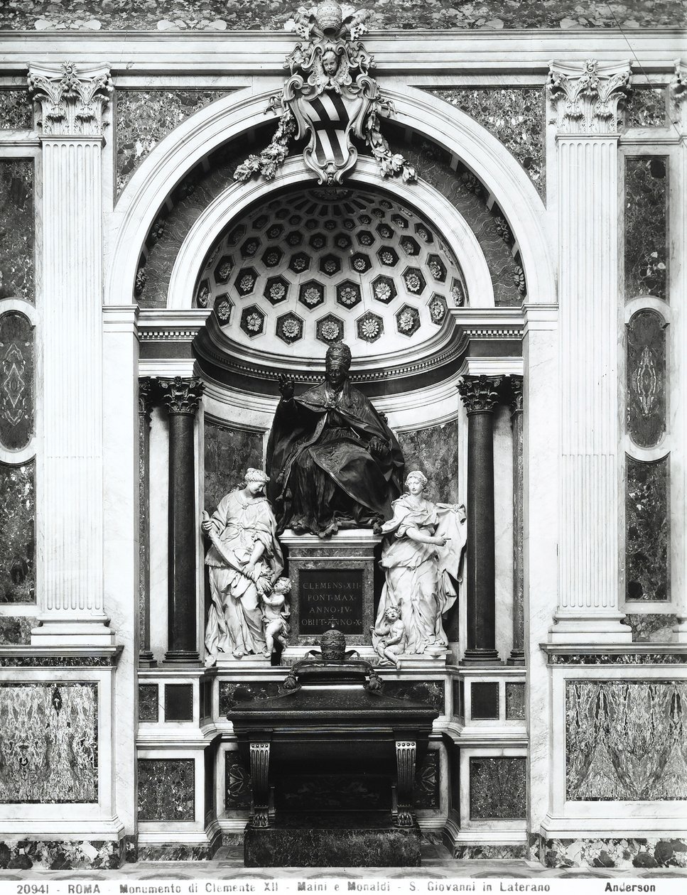 Monument für Papst Clemens XII. (1652-1740) mit Porphyrurne und Säulen aus dem Pantheon, zwischen Mäßigkeit (L.) und Klugheit (R.) in der Corsini-Kapelle von Italian School