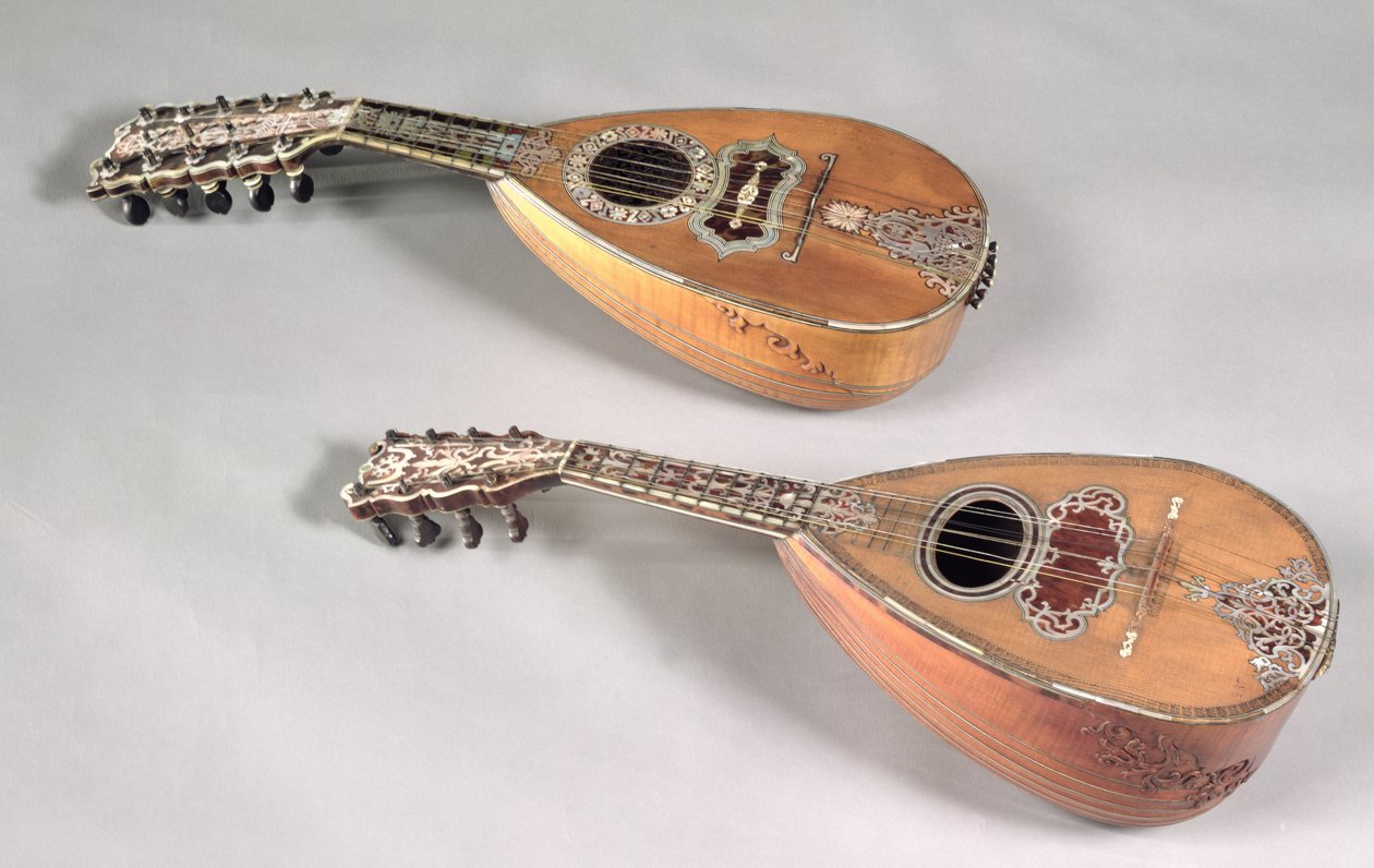 Neapolitanische vierdoppelsaitige Mandoline und eine Mailänder sechsdoppelsaitige Mandoline von Italian School